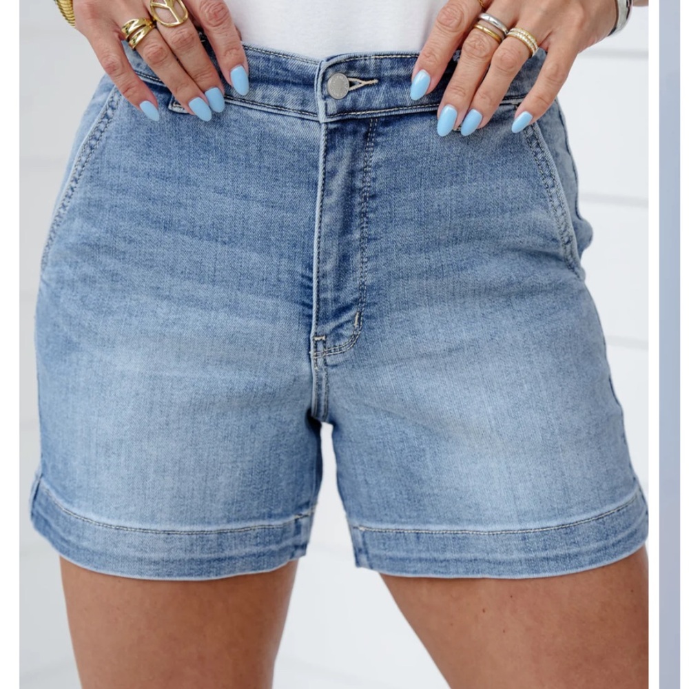 Judy Blue The Alexandra Medium Wash Denim Trouser Shorts, mint condition.